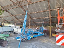 Online auction:  KINZE 3000 8R