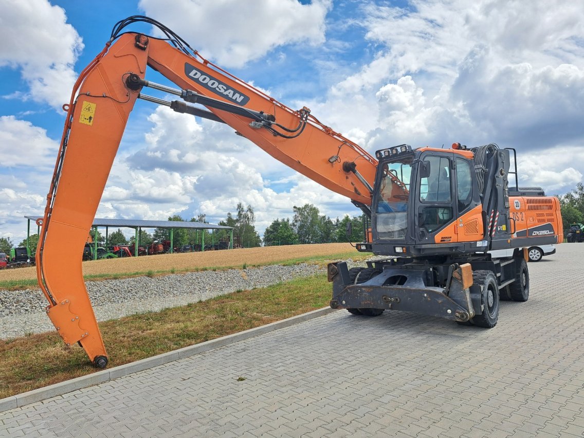 Online auction: DOOSAN  DX250WMH-5 4X4