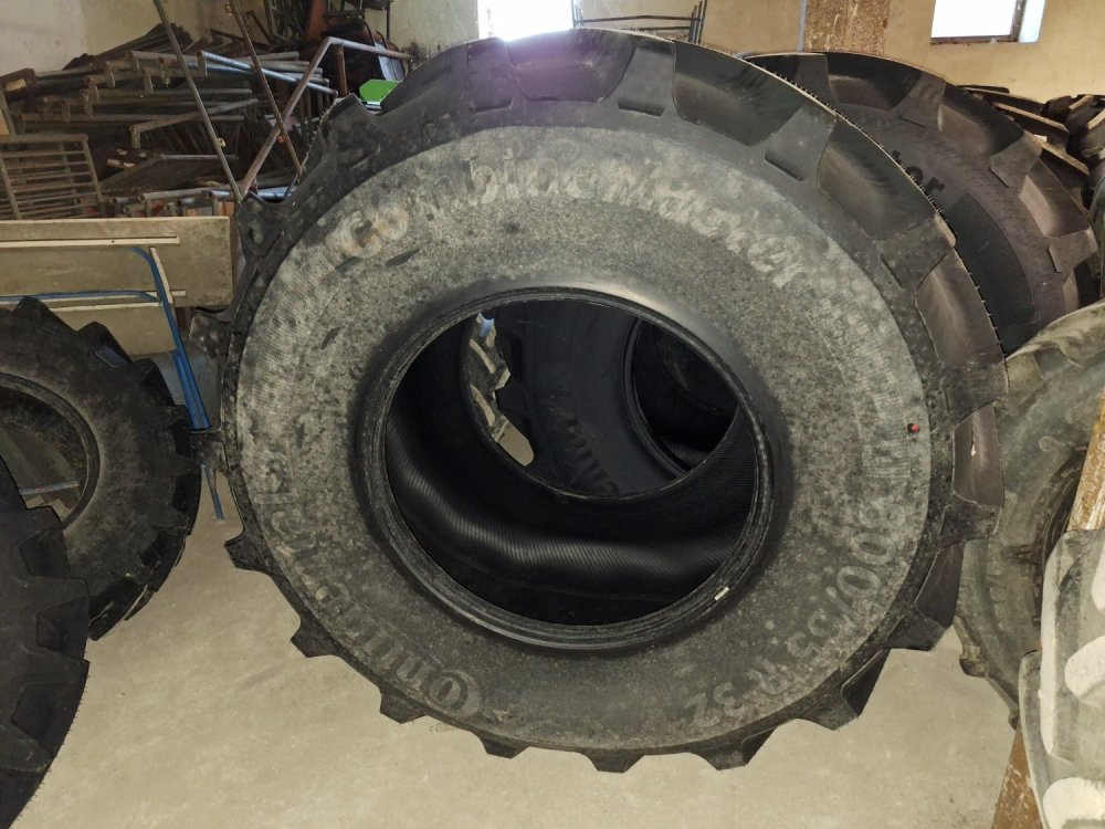 Aukcja internetowa:  PNEU KOMBAJN – 2 KS (CONTINENTAL COMBINEMASTER 800/65 R32)