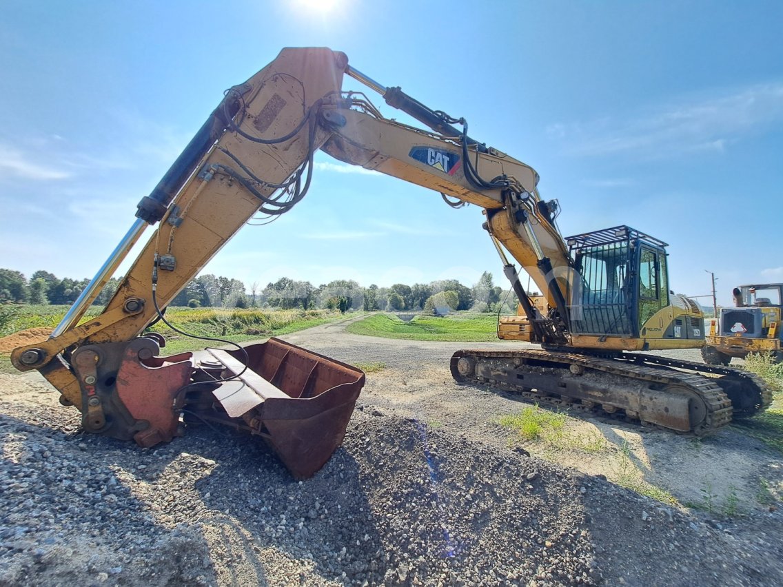 Online aukce: CATERPILLAR  325D