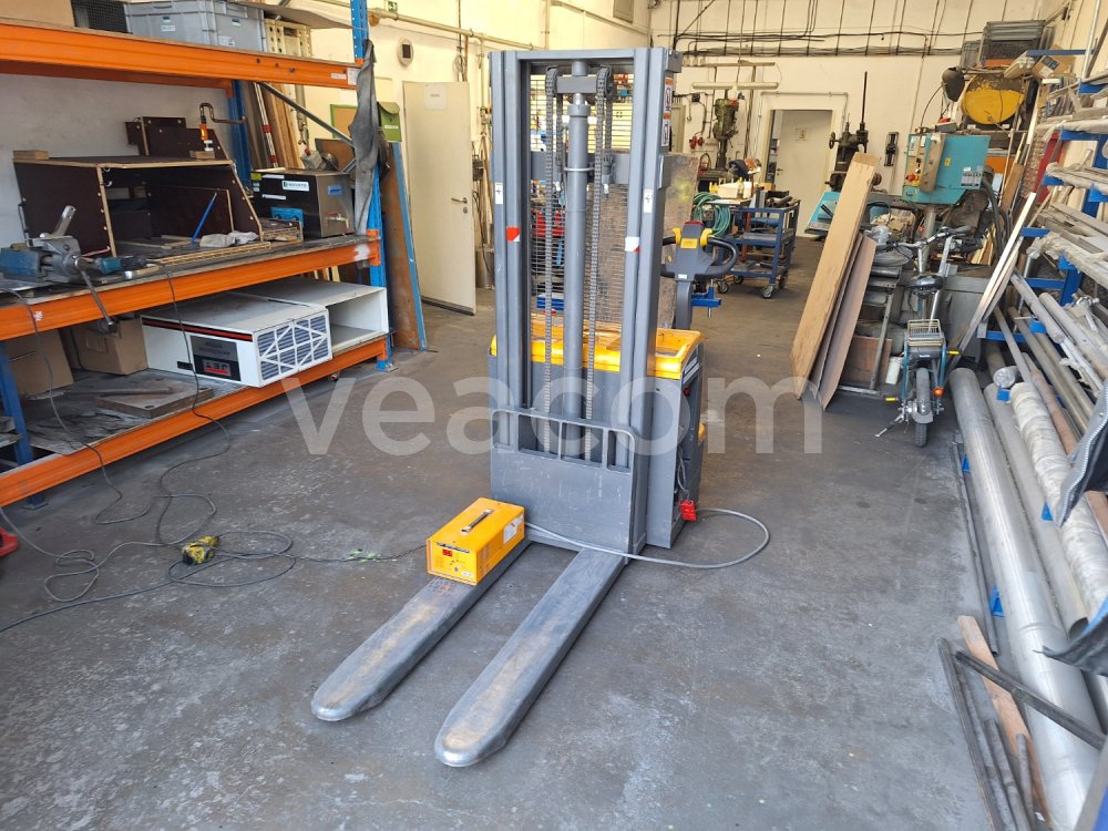 Online auction:  ELECTRIC STACKER CDDR15