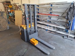 Online auction:   ELECTRIC STACKER CDDR15